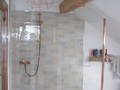 GLAS POIGER | Ganzglasdusche mit Kupferbeschlägen